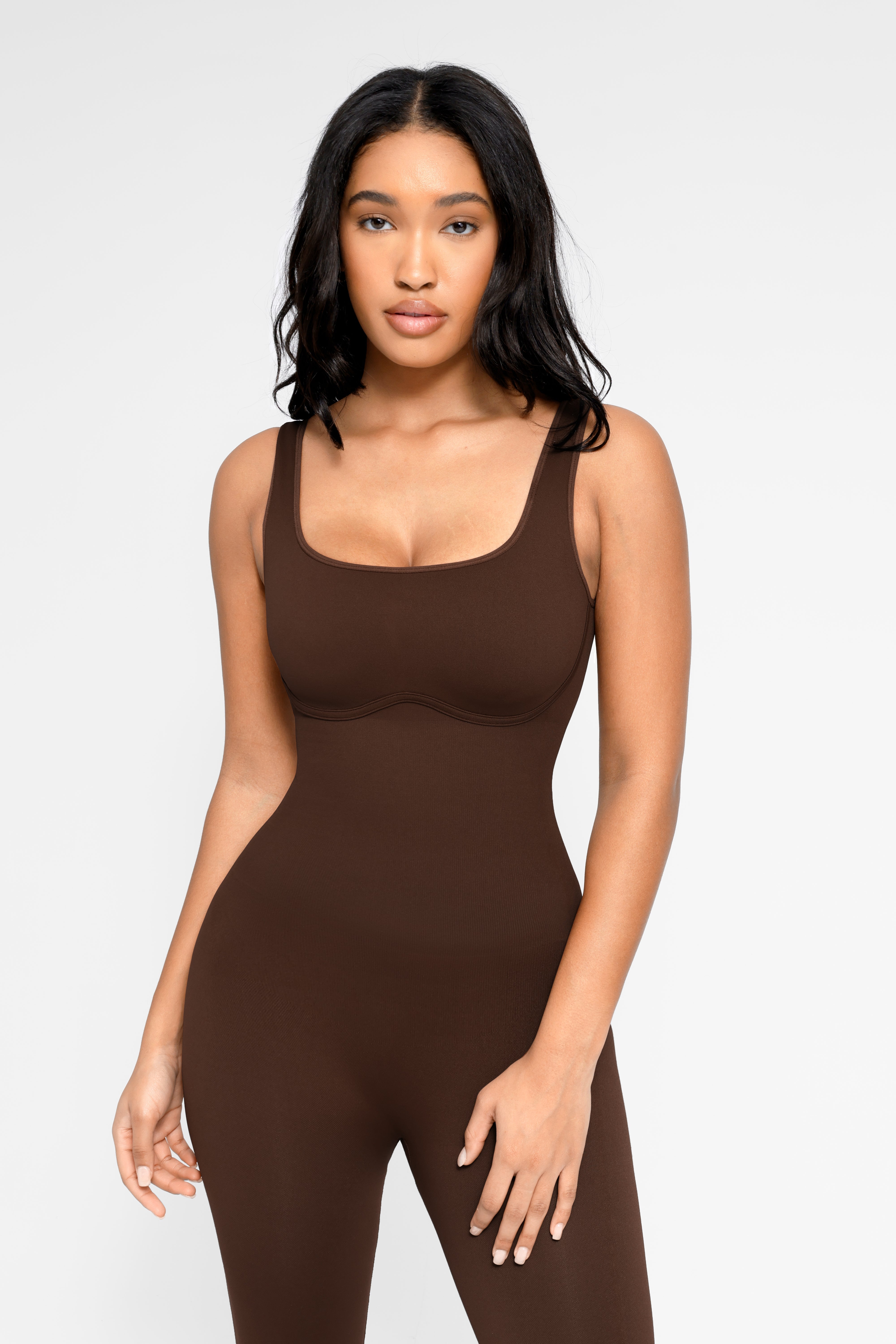 Tuta svasata con scollo quadrato