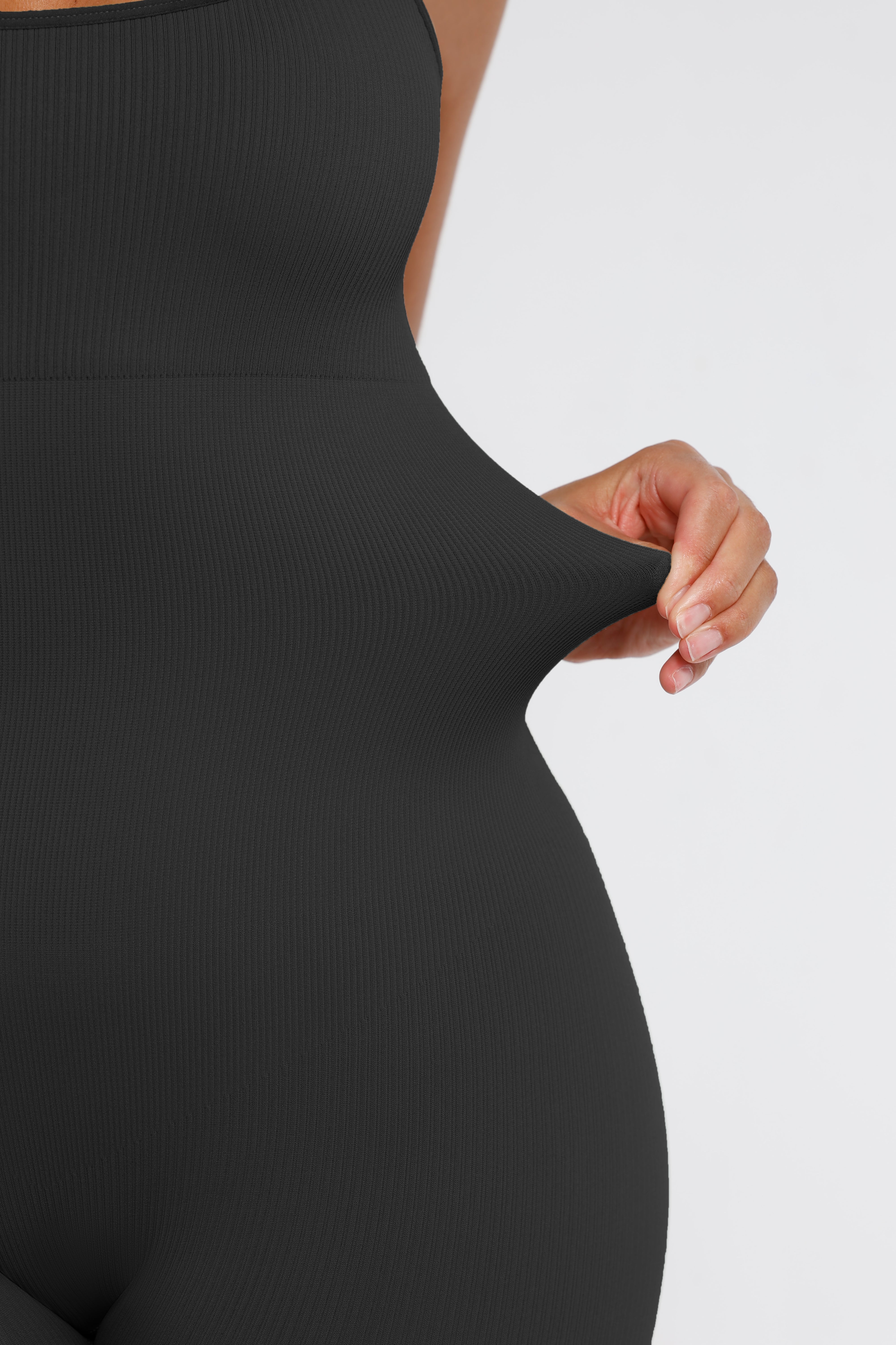 Tuta modellante senza cuciture con spalline sottili