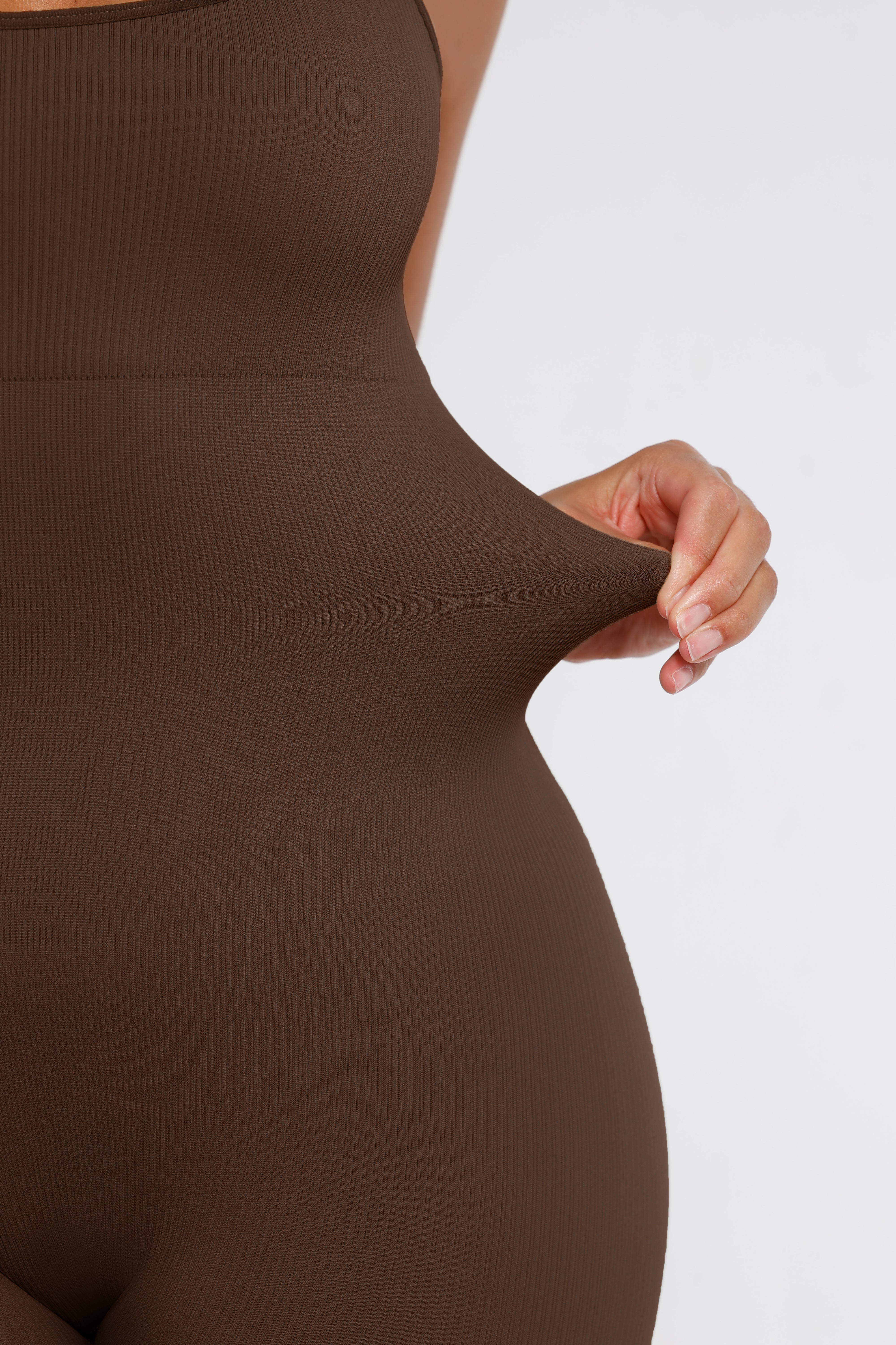 Tuta modellante senza cuciture con spalline sottili